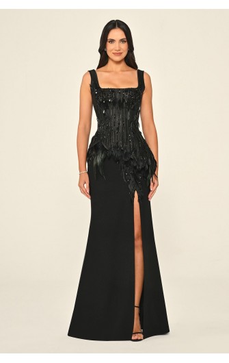 Göğüs Dekolteli Kuyruklu...